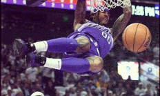 开云体育入口-爵士队球员受伤下场，球队防线瞬间脆弱