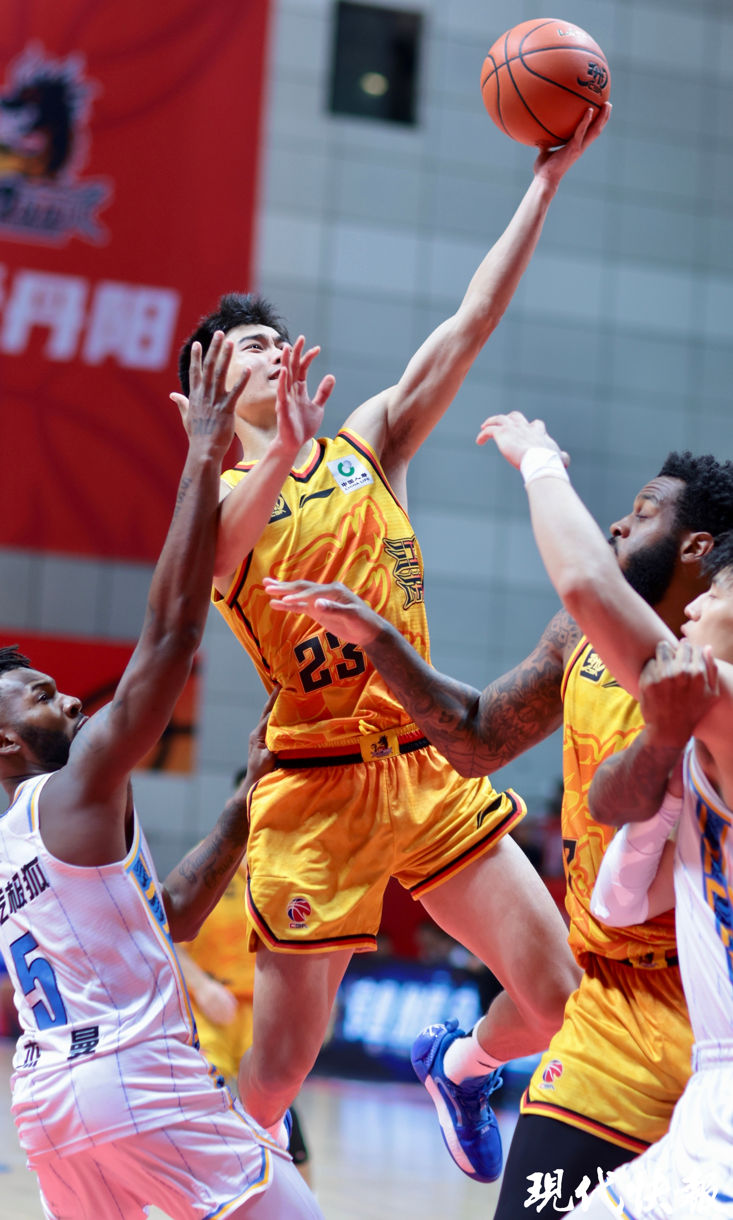 上海男篮上演逆转,惊险战胜江苏队 上海男篮上演逆转,惊险战胜江苏队