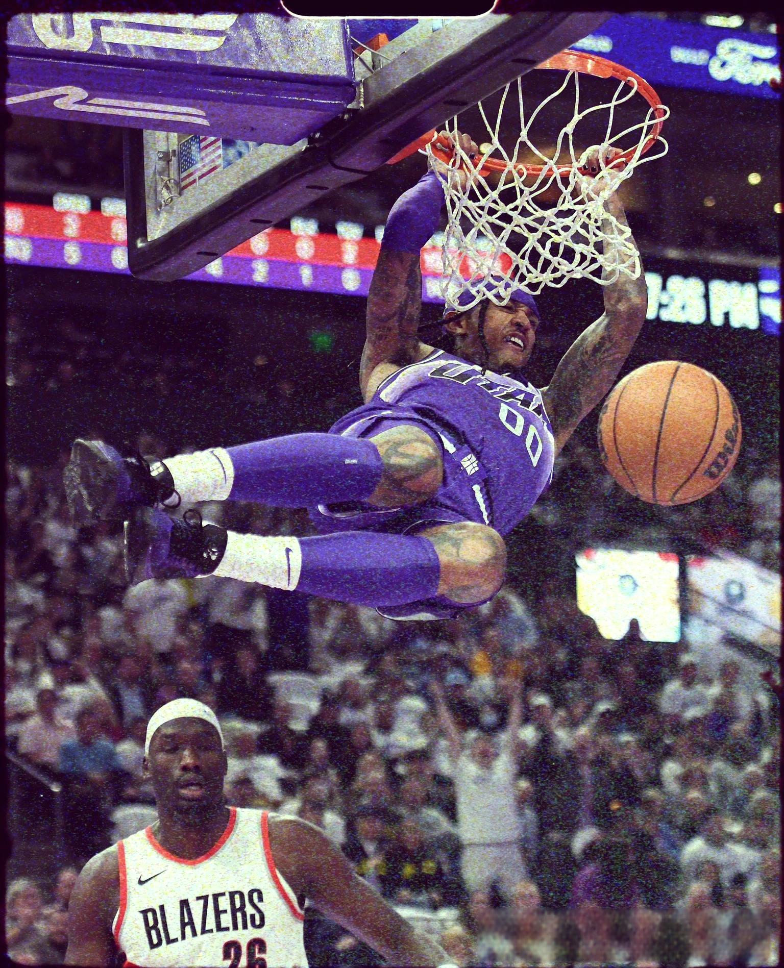 爵士队球员受伤下场,球队防线瞬间脆弱 爵士队球员受伤下场,球队防线瞬间脆弱