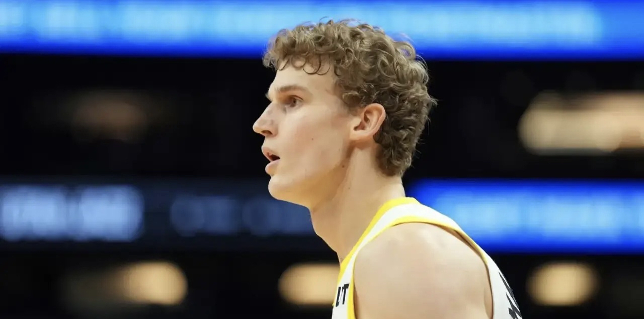 爵士队球员受伤下场,球队防线瞬间脆弱 爵士队球员受伤下场,球队防线瞬间脆弱