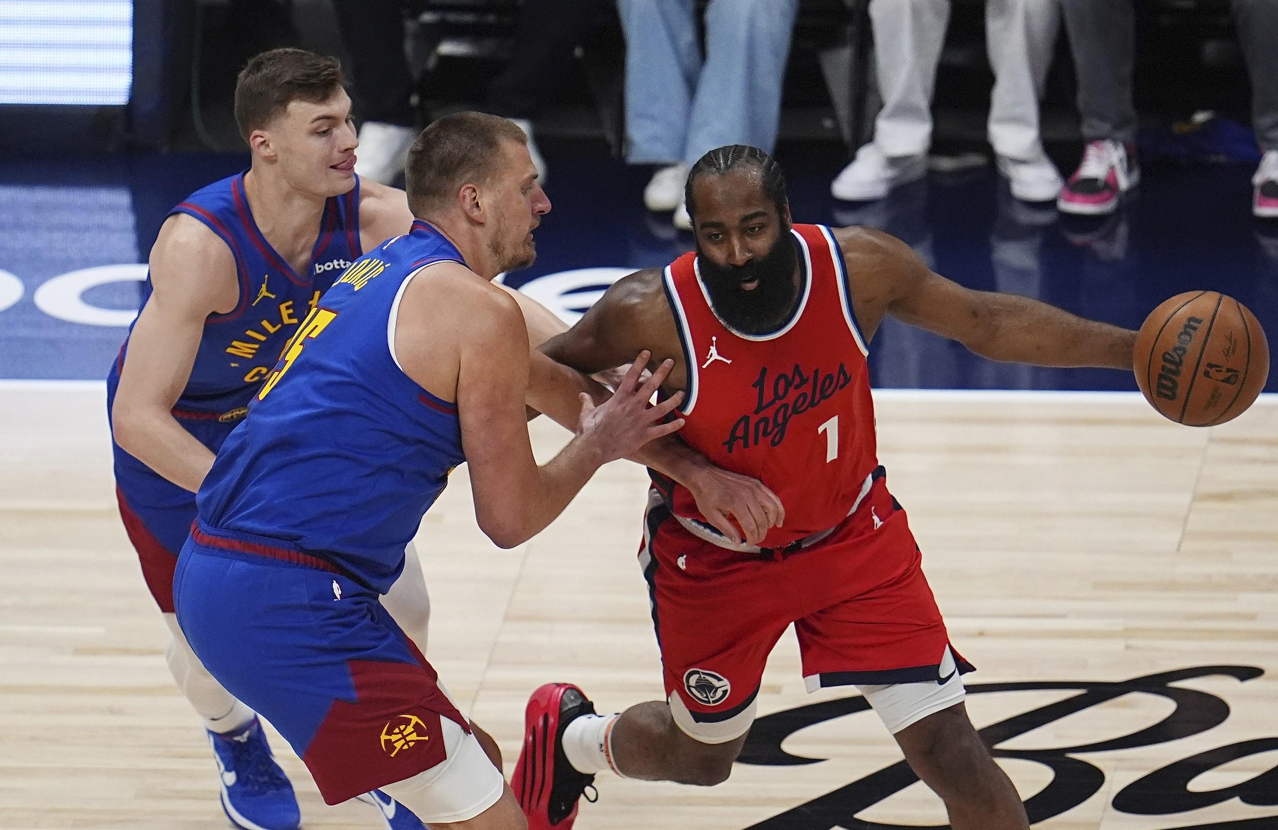 雄鹿战胜猛龙,东部强队争夺战愈发激烈 雄鹿战胜猛龙,东部强队争夺战愈发激烈