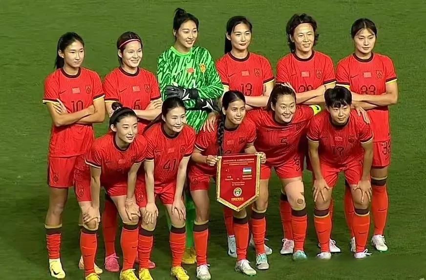 中国女足队员团结合作，共同晋级