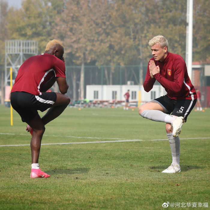 沙尔克摘得胜利各球员士气高昂备战下一场比赛